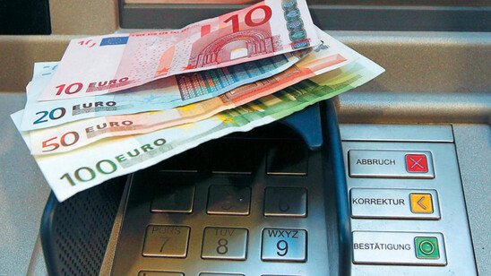 Image: ΟΠΕΚΑ: Στα ATM οι δικαιούχοι των επιδομάτων, από σήμερα η πληρωμή