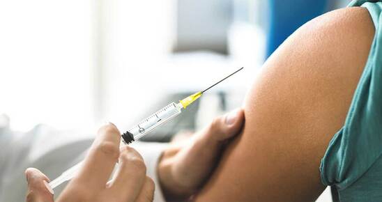 Image: Αυτές είναι οι πιθανές παρενέργειες της τρίτης δόσης του εμβολίου - Για ποιους ανοίγει η πλατφόρμα την Παρασκευή