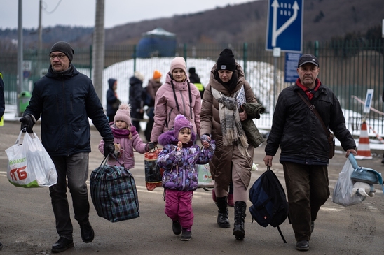 Image: Πάνω από 3,2 εκατ. άνθρωποι έχουν φύγει από την Ουκρανία και αναμένεται να φύγουν περισσότεροι
