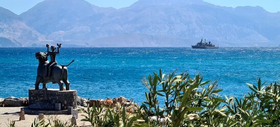 Image: Η φρεγάτα «Αιγαίον» του Πολεμικού Ναυτικού αγκυροβολημένη «ανοιχτά» του Αγίου Νικολάου