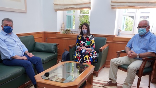 Image: Συνάντηση Αρναουτάκη με την Πρόεδρο του Κέντρου Κοινωνικής Πρόνοιας Κρήτης
