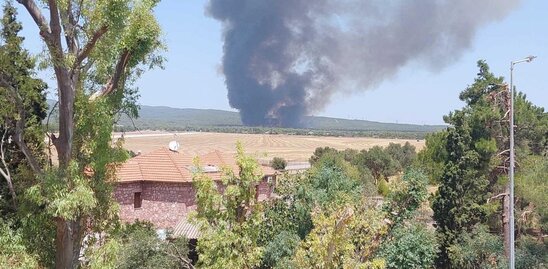 Image: Μεγάλη φωτιά: Καίγονται σπίτια σε Βαρυμπόμπη και Αδάμες - Εκκενώνονται και οι Θρακομακεδόνες 