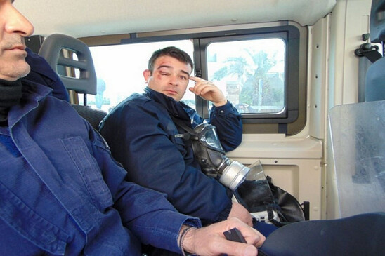 Image: Χίος: Κάτοικοι μπήκαν στο ξενοδοχείο που μένουν τα ΜΑΤ και τους λίντσαραν