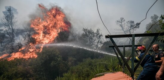 Image: Ανεξέλεγκτη η φωτιά στα Βίλια - Εκκενώθηκαν 5 οικισμοί και ένα γηροκομείο