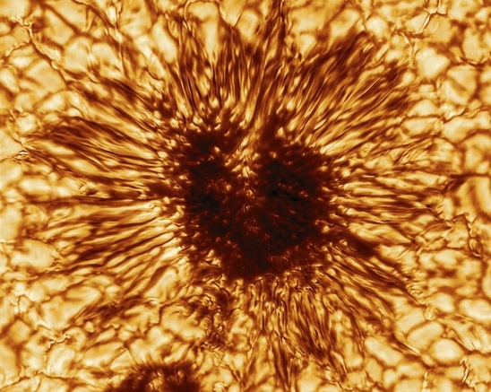 Image: Εντυπωσιακή φωτογραφία μιας ηλιακής κηλίδας, μεγαλύτερης από τη Γη 