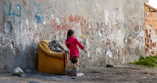 Image: Απόλυτη εξαθλίωση: Τρία παιδιά ζούσαν σε τρώγλη με κατσαρίδες και ποντίκια