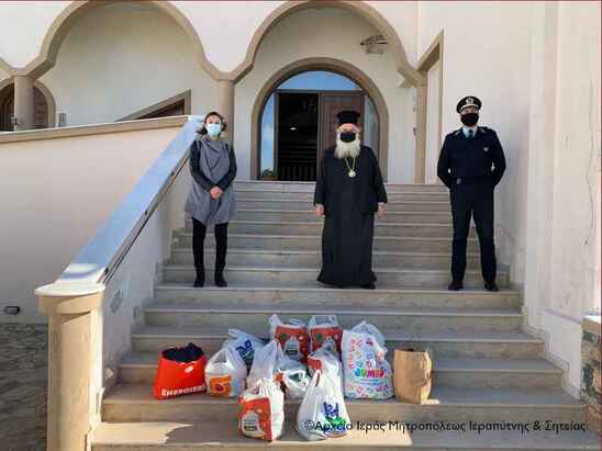 Image: Τρόφιμα για απόρους παρέδωσαν οι αστυνομικοί της Ιεράπετρας στην Ιερά Μητρόπολη Ιεραπύτνης και Σητείας
