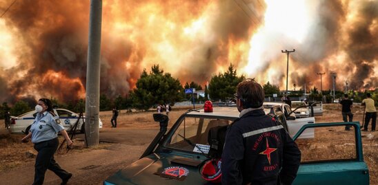 Image: Φωτιά στην Αττική: Μάχη με τις φλόγες σε εργοστάσιο στις Αφίδνες - Εκκενώνονται Πολυδένδρι και Καπανδρίτι