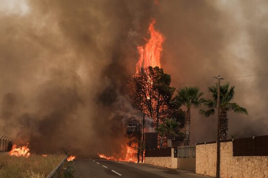Image: Φωτιά στη Βαρυμπόμπη - Χαρδαλιάς: 76 σπίτια έχουν υποστεί σοβαρές ζημιές και 18 μερικές