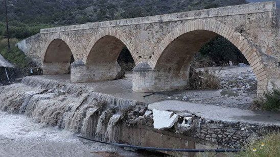 Image: Επιτέλους ξεκίνησαν εργασίες αποκατάστασης της Παλιάς Γέφυρας του Κρυοπόταμου στις Μουρνιές