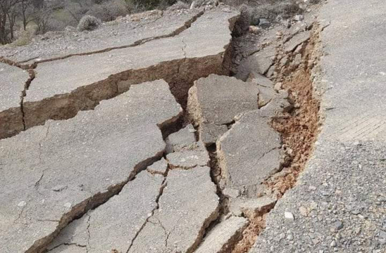 Image: Μεγάλη καθίζηση στον επαρχιακό δρόμο από τον Κρούστα Λασιθίου προς το Οροπέδιο Καθαρού