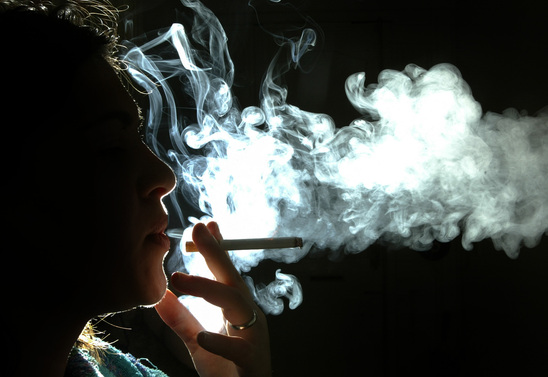 Image: Και με τον καπνό του τσιγάρου μεταδίδεται ο κορωνοϊός  