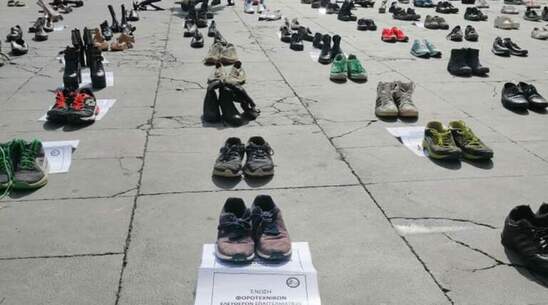 Image: Διαμαρτυρία με άδεια παπούτσια στην πλατεία Ελευθερίας