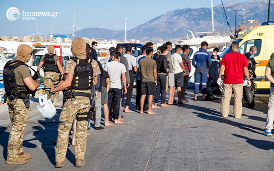 Image: Χειροπέδες σε τρεις διασωθέντες μετανάστες για διακίνηση ανθρώπων