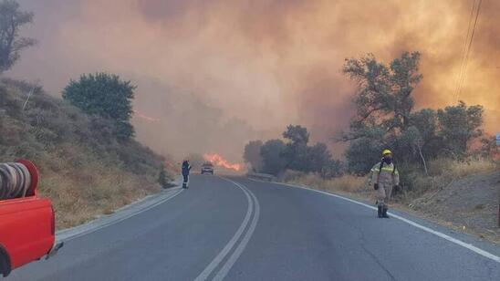 Image: Ανεξέλεγκτες οι φωτιές στα νότια του νομού Ρεθύμνου: Εκκενώνονται η Μέλαμπες!