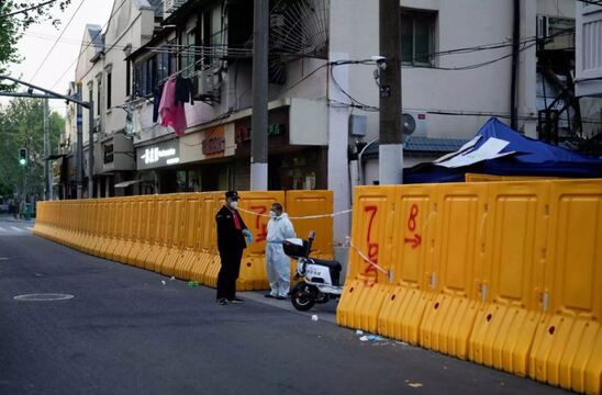 Image: Σκηνές αλλοφροσύνης στη Σανγκάη: Αρπάζουν πολίτες με δαγκάνες και τους σέρνουν σε κέντρα καραντίνας