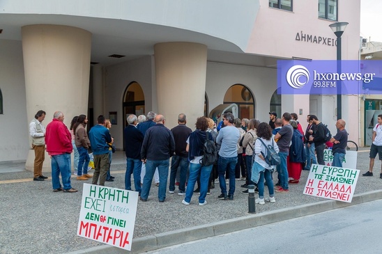 Image: Διαμαρτυρία Επιτροπής Πολιτών κατά του αιολικού πάρκου χθες έξω από το Δημαρχείο Ιεράπετρας