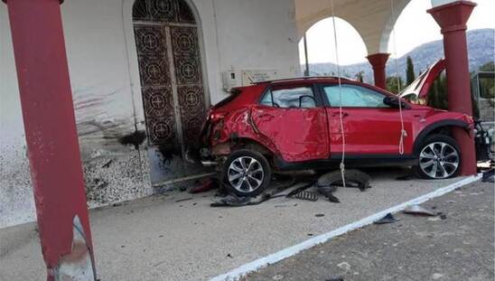 Image: Τροχαίο στο Λασίθι – Ι. Χ «καρφώθηκε» σε κολώνα εκκλησίας