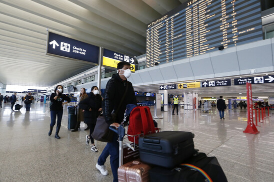 Image: Κορωνοϊός: Αρνητικά τα πρώτα 250 τεστ τουριστών στα αεροδρόμια