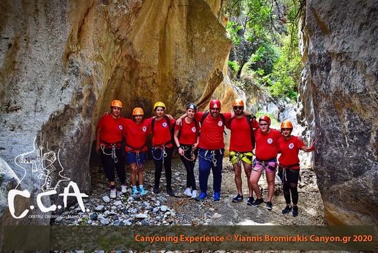 Image: Οι εθελοντές της ΕΔΙΚ Ιεράπετρας μαθαίνουν για το canyoning