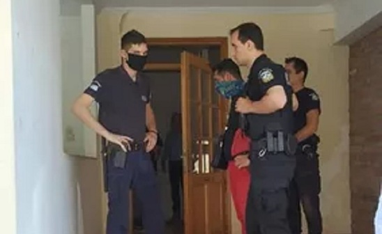 Image: Έξωση ηλικιωμένων με την αστυνομία να σπάει τη πόρτα
