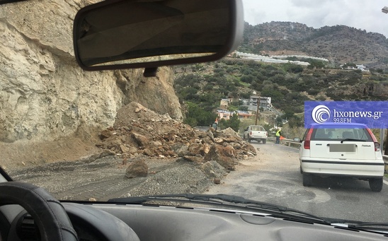 Image: Μεγάλη προσοχή! Έχουν πέσει βράχια στον δρόμο προς Αχλιά Ιεράπετρας