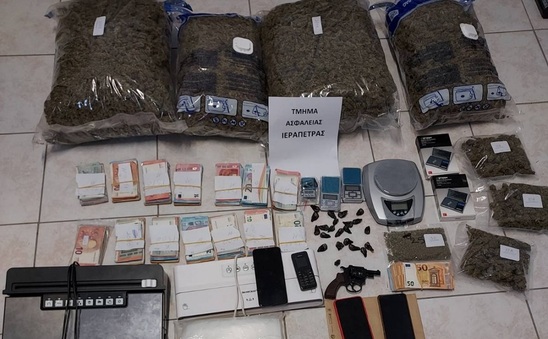 Image: Ιεράπετρα: 10,5 κιλά κάνναβης, κοκαΐνη και χιλιάδες ευρώ βρέθηκαν σε σπίτια και Ι.Χ.