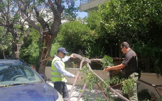 Image: Προβλήματα και ζημιές από τον δυνατό αέρα στην Ιεράπετρα