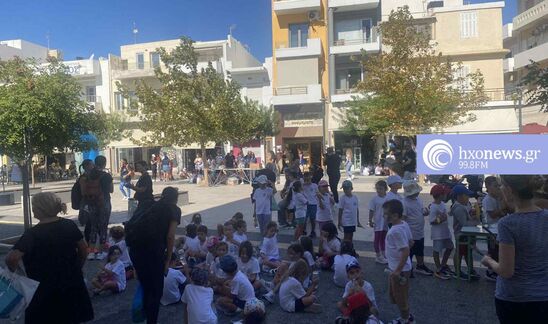 Image: Σκυταλοδρομία ειρήνης από τους μαθητές του 2ου Πειραματικού Δημοτικού Ιεράπετρας στην κεντρική πλατεία της πόλης
