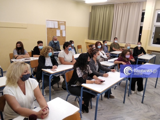 Image: 21 γονείς συγχρωτίζονται σε μια τάξη