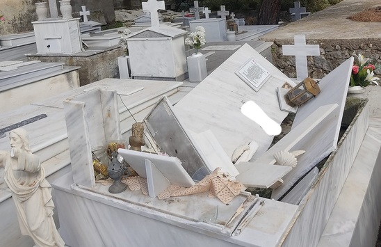Image: Μεγάλες καταστροφές στο κοιμητήριο του Σταυροχωρίου από τους ανέμους