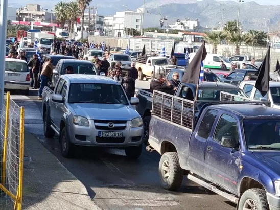 Image: Αποκλεισμένο το αεροδρόμιο Ηρακλείου «Νίκος Καζαντζάκης» από αγρότες και κτηνοτρόφους (βίντεο) 