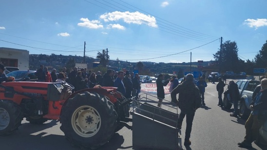 Image: Πεζά: Αγρότες και κτηνοτρόφοι έκλεισαν τον κόμβο – Έκαψαν συμβολικά κλαδιά ελιάς σε μια δυναμική κινητοποίηση 