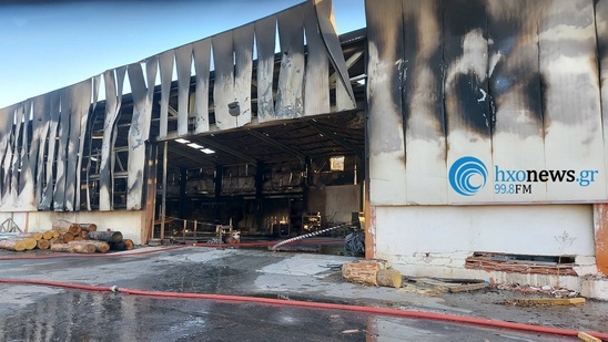 Image: Ολοκληρωτική καταστροφή στο  εργοστάσιο ξυλείας Λαμπράκη στην Ιεράπετρα από πυρκαγιά