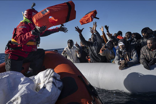 Image: Κρήτη: Τρεις αγνοούμενοι από ναυάγιο με 45 μετανάστες ανοιχτά του νησιού