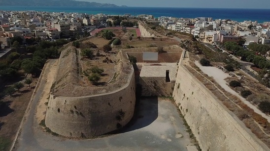 Image: Σοκ στο Ηράκλειο: Άντρας έπεσε από τα Ενετικά Τείχη και έχασε τη ζωή του