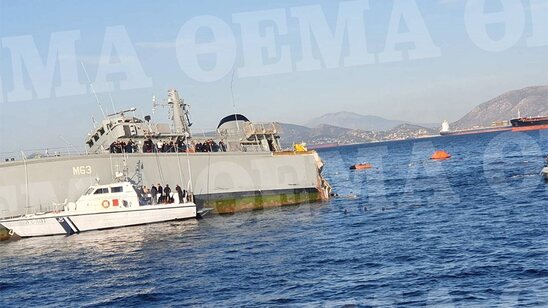 Image: Φωτογραφίες: Βυθίζεται το «Καλλιστώ» του Πολεμικού Ναυτικού στον Πειραιά
