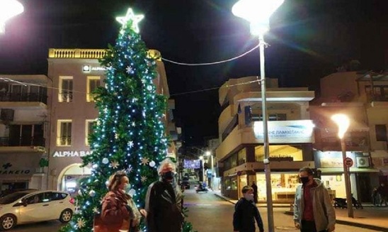 Image: Φωταγωγήθηκε το Χριστουγεννιάτικο δέντρο στην κεντρική πλατεία της Σητείας