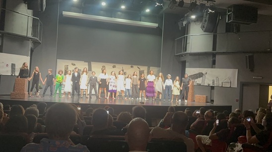 Image: Με επιτυχία πραγματοποιήθηκε στην Ιεράπετρα η παιδική παράσταση «Ανέβα στη στέγη να φάμε το σύννεφο»