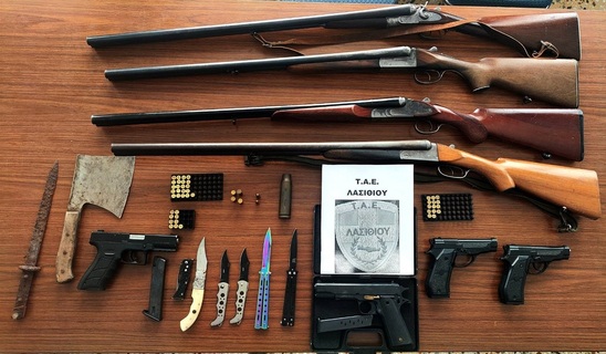 Image: Συλλήψεις για οπλοκατοχή και παραμέληση ανηλίκου στον Άγιο Νικόλαο