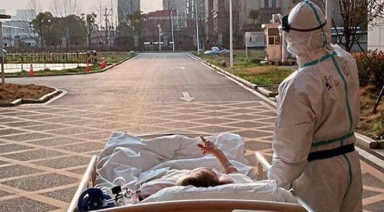 Image: Η φωτογραφία που έγινε viral: Γιατρός και 87χρονος ασθενής κορωνοϊού απολαμβάνουν το ηλιοβασίλεμα