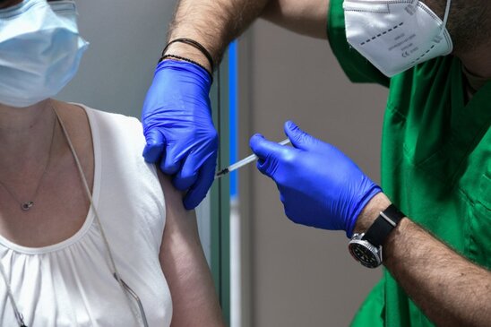 Image: Εμβολιασμός: Πότε και σε ποιους μπορεί να παρουσιαστεί θρόμβωση φλεβωδών κόλπων εγκεφάλου
