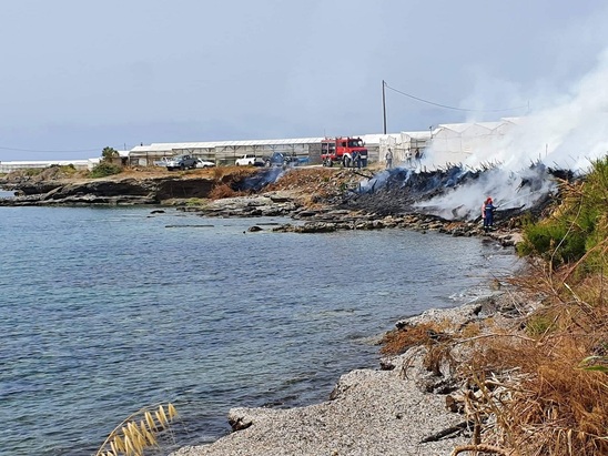 Image: Από παράνομη χωματερή η φωτιά στο Στόμιο Ιεράπετρας  – Ζημιές σε θερμοκήπιο