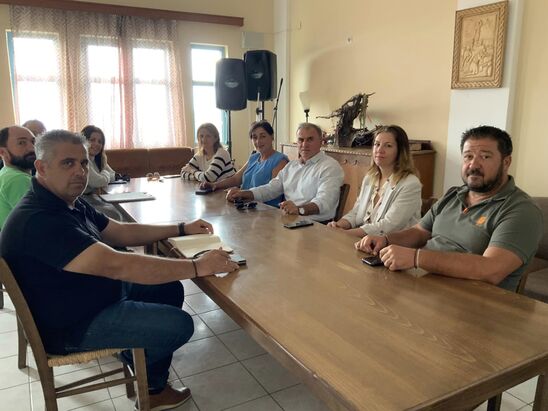 Image: Ο Δήμαρχος Ιεράπετρας στις Μάλες - Παραδόθηκε προς χρήση η νέα παιδική χαρά 