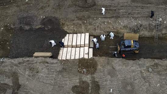Image: ΗΠΑ: 1.783 νεκροί μέσα σε ένα 24ωρο - Φτιάχνουν ομαδικούς τάφους στο νησί Χαρτ