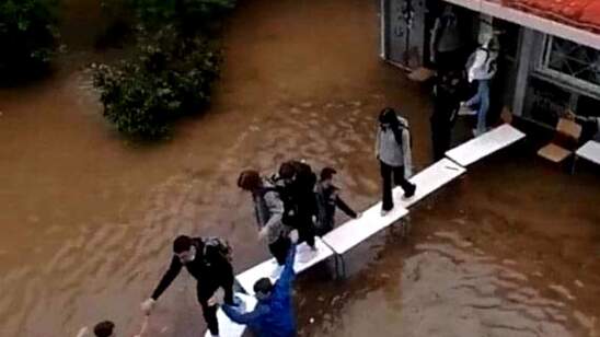 Image: Πλημμύρισε σχολείο στη Νέα Φιλαδέλφεια: Απεγκλωβισμός μαθητών με γέφυρα από θρανία