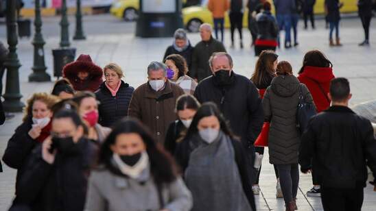 Image: Ευρωβαρόμετρο: 3 στους 4 Έλληνες αδυνατούν να πληρώσουν τους μηνιαίους λογαριασμούς