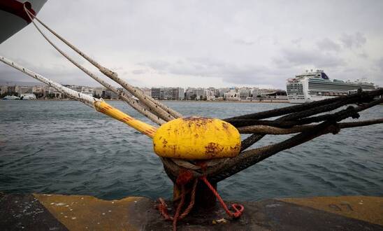 Image: Απαγορευτικό απόπλου: Οι ισχυροί άνεμοι έδεσαν τα πλοία στα λιμάνια - Ποια δρομολόγια δεν θα πραγματοποιηθούν