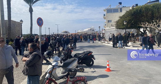 Image: Πλήθος κόσμου στο φρούριο Καλέ για την αποτροπή κατεδαφίσεων των αυθαίρετων κατασκευών στην παραλία της Ιεράπετρας