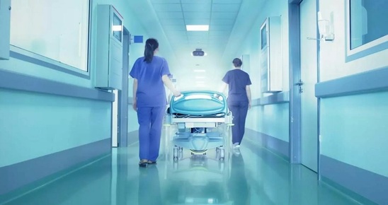 Image: Οι εργαζόμενοι στο νοσοκομείο Αγίου Νικολάου για τις αναστολές εργασίας των υγειονομικών